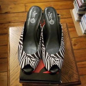 ICON Shoes - Icon Peep Toe Zebra Stripes Peace-478-090 Sz 9 NIB ICON Shoes - Icon Peep Toe Zebra Stripes Peace-478-090 Sz 9 NIB